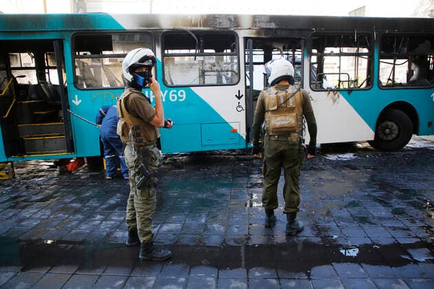 Santiago, December 12, 2022 A bus set on fire and Molotov cocktails thrown at Liceo de Aplicacion Marcelo Hernandez Aton Chile, Santiago Chile Aton Chile Aton 664625  Copyright: MARCELOxHERNANDEZ ATONxCHILE