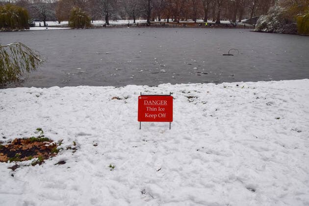 December 12, 2022, London, United Kingdom: Danger, thin ice warning sign seen at the frozen lake in St James s Park as sub-zero temperatures hit the UK. London United Kingdom - ZUMAs197 20221212_zaa_s197_285 Copyright: xVukxValcicx