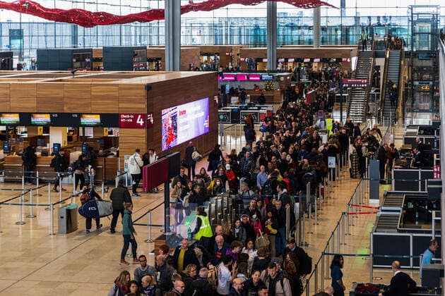 BERLIN, DEUTSCHLAND 12. DEZEMBER 2022 Lange Schlangen an der Sicherheitskontrolle des Flughafens Berlin Brandenburg International BER Flughafen kämpft immer noch mit Wartezeiten von mehr als einer halben Stunde BER Flughafen bekommt die Wartezeit an der Sicherheitskontrolle nicht in den Griff Berlin Deutschland Copyright: xx