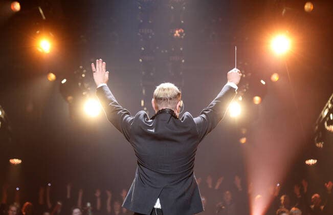 Night of the Proms 2022 13 12 2022, Erfurt, Messehalle, Night of the Proms 2022 The Antwerp Philharmonic Orchestra and the choir Fine Fleur led by conductor Alexandra Arrieche accompany the stars in the picture John Miles Jr conducts the orchestra