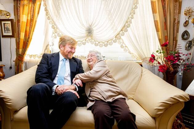 ZEIST King Willem Alexander is shown around the caravan camp Beukbergen in Huis ter Heide in the municipality of Zeist This largest caravan camp in Europe has houses on the site in addition to caravans The king visited the caravan center once before in 2017 ANP POOL PATRICK VAN KATWIJK netherlands out belgium out  Copyright: xx x459414393x originalFilename: 459414393.jpg