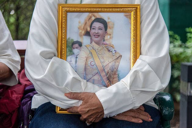 December 16, 2022, Bangkok, Thailand: A well-wisher seen holds a portrait of Thailand s Princess Bajrakitiyabha at Chulalongkorn Hospital in Bangkok. Thailand s Princess Bajrakitiyabha was admitted to Chulalongkorn Hospital after she fell unconscious on the evening of 14 December 2022 due to heart-related symptoms, the Bureau of the Royal Household announced on 15 December 2022. Doctors at the hospital will conduct examinations and administer medical treatment. Bangkok Thailand - ZUMAs197 20221216_zaa_s197_048 Copyright: xPeeraponxBoonyakiatx