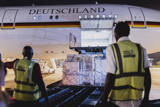 Benin Bronzes are unloaded from the A340 of the Air Force at Abuja Airport, 18 12 2022 The art captured in the 19th century will be handed over to the state of Nigeria as part of the restitution The ceremony will also be attended by German Foreign Minister Annalena Baerbock, German Minister of Culture Claudia Roth and museum directors Abuja Nigeria Copyright: xFlorianxGaertnerx