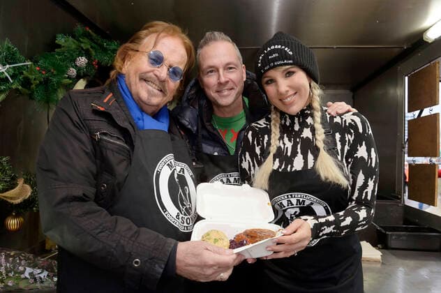 Frank Zander, Annemarie Eilfeld and Mitch Keller distribute food and gifts from the food truck to the homeless and needy at Ostbahnhof Berlin, 20 12 2022 Foto:xF.xKernx xFuturexImage