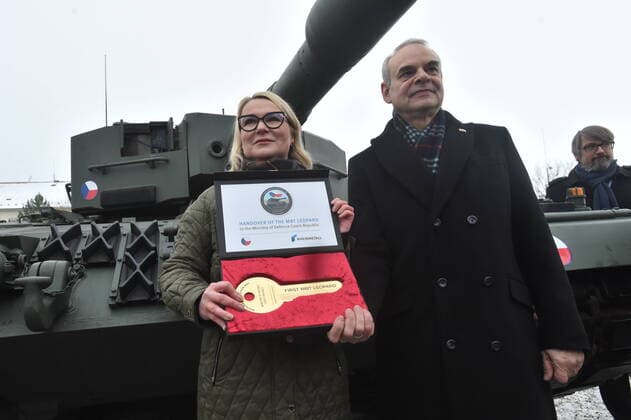 Bilder des Jahres 2022, News 12 Dezember News Themen der Woche KW51 News Bilder des Tages Czech Defence Minister Jana Cernochova (ODS), left, and German Defence Ministry representative Benedikt Zimmer pose with commemorative key, and Czech Ambassador to NATO Jakub Landovsky (right) looks on, as they attend ceremonial acceptance of Leopard 2A4 tank Czechia gets from Germany for its help to Ukraine, which took place in military barracks in Praslavice, Czech Republic, on Wednesday, December 21, 2022. (CTKxPhoto LudekxPerina) CTKPhotoP2022122102766 P2022122102766