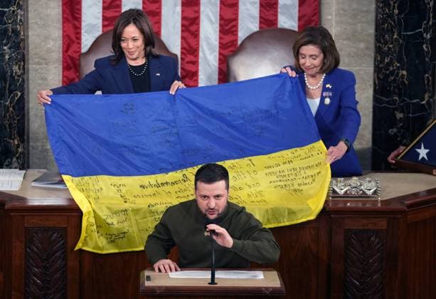 Bilder des Jahres 2022, News 12 Dezember News Themen der Woche KW51 News Bilder des Tages Vice President Kamala Harris (L) and Speaker of the House Nancy Pelosi (R) hold a Ukrainian flag presented to them by President Volodymyr Zelensky of Ukraine after he addressed a joint session of Congress at the U.S. Capitol in Washington, DC on Wednesday, December 21, 2022. Zelensky met with President Joe Biden earlier in the day as the White House announced an additional $2 billion in military assistance for Ukraine, including a sophisticated Patriot missile battery.  WAS20221221744 PATxBENIC