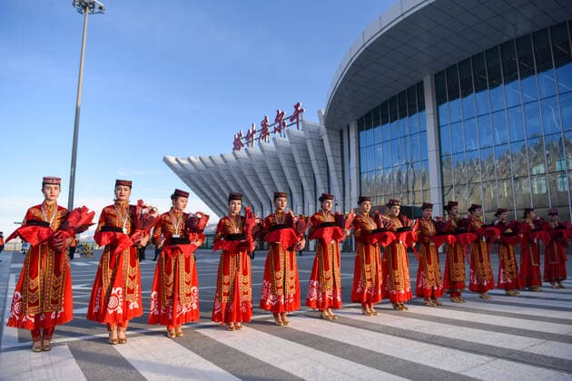 Bilder des Jahres 2022, News 12 Dezember News Themen der Woche KW51 (221223) -- TAXKORGAN, Dec. 23, 2022 -- Local performers greet passengers boarding the first flight at the Taxkorgan airport in Taxkorgan Tajik Autonomous County, northwest China s Xinjiang Uygur Autonomous Region, Dec. 23, 2022. A passenger aircraft on Friday morning arrived in Taxkorgan Tajik Autonomous County, northwest China s Xinjiang Uygur Autonomous Region, marking the inauguration of the region s first high plateau airport. Departing from the regional capital Urumqi at 8:57 a.m., the flight CZ5193, operated by China Southern Airlines, landed at the Taxkorgan airport at 10:59 a.m. The airport, located at 3,258 meters above sea level, is China s westernmost transportation airport. Equipped with a 3,800-meter runway, the airport