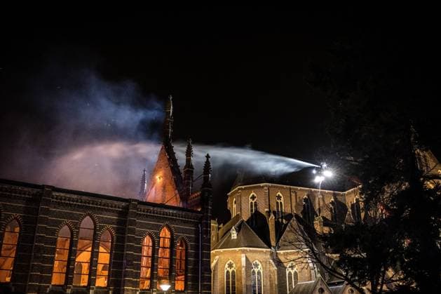 VEGHEL Fire brigade at a large fire in the Sint Lambertus Church The cause of the fire is not yet known ANP ROB ENGELAAR netherlands out belgium out  Copyright: xx x460095740x originalFilename: 460095740.jpg