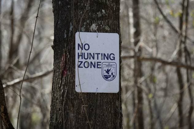 No Hunting Zone Sign, BLACK BAYOU LAKE NATIONAL WILDLIFE REFUGE, LOUISIANA USA ? JANUARY 25 2020: Department of Interior U.S. Fish and Wildlife Service No hunting zone sign marking an area of a national wildlife refuge that hunting is prohibited., BLACK BAYOU LAKE NATIONAL WILDLIFE REFUGE, LOUISIANA USA ? JANUARY 25 2020: Department of Interior U.S. Fish and Wildlife Service No hunting zone sign marking an area of a national wildlife refuge that hunting is prohibited., 13.10.2022, Copyright: xtornado98x Panthermedia32500372.jpg