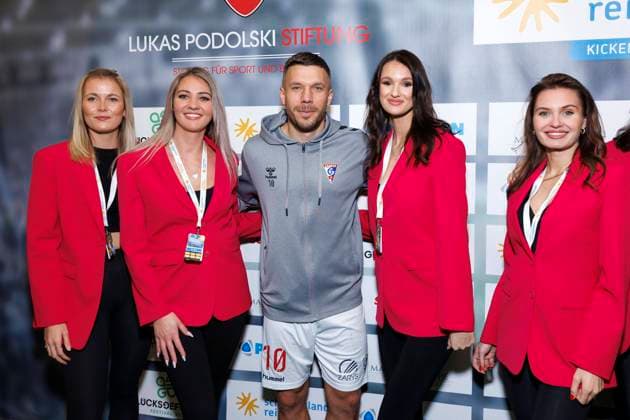 Soccer Lukas Podolski with models at schauinsland reisen Cup 2023 in Schwalbe Arena Gummersbach, 08 01 2023 NRW Germany Copyright: xChristophxHardtx