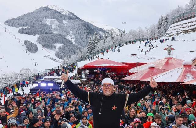 10 01 2023, Saalbach, AUT, photo shoot, reportage, theme picture, On the road in Salzburg, summit tour, Gerry Friedle, in the picture DJ Ötzi during the summit tour in Saalbach Hinterglemm, Goasstall,