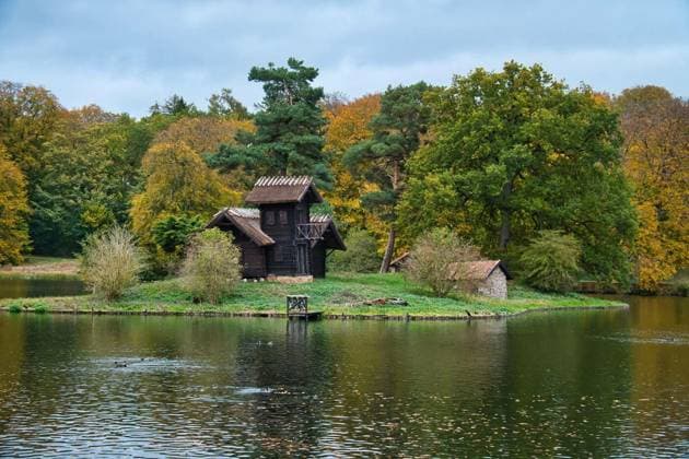 Frederiksborg castle park lake with island on which the wood Louises stands., Frederiksborg castle park lake with island on which the wood Louises stands. Walk in Denmark, Frederiksborg castle park lake with island on which the wood Louises stands. Walk in Denmark, 24.11.2022, Copyright: xMartinKoebschx Panthermedia33051935.jpg