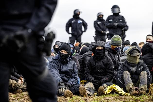 LÜTZERATH German police arrest activists in the occupied village of Lutzerath Demonstrators have occupied the village because of the expansion of the neighboring lignite mine of energy giant RWE The police think they will be busy for days and expect a lot of resistance ANP Hollandse Hoogte Rob Engelaar netherlands out belgium out  Copyright: xx x460610566x originalFilename: 460610566.jpg