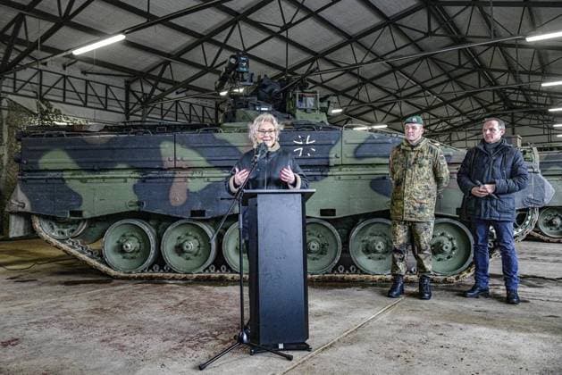 <p>Soldaten des Panzergrenadierbataillons 371 zeigen in einer dynamischen Vorführung ihre Ausrüstung und, den Schützenpanzer Marder. Mit Christine Lambrecht (SPD), Bundesministerin der Verteidigung. Das Panzergrenadierbataillon 371 ist Teil der Panzergrenadierbrigade 37 Freistaat Sachsen. Diese ist Leitverband für die Landstreitkräfte der NATO Response Force (NRF) für die Jahre 2022-2024 und ist ein Teil der Nato-Speerspitze oder Very High Readiness Joint Task Force (VJTF), fotografiert am 12.Januar 2023 in Marienberg (Sachsen). Deutschland Sachsen Marienberg Copyright: MaurizioxGambarini