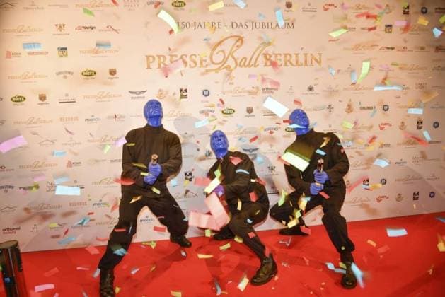 <p>Mitglieder der Blue Man Group kommen am 14. Januar 2023 zum Presseball Berlin ins Hotel Grand Hyatt in Berlin Tiergarten. Der Ball feiert 150. Jubiläum. FOTO: Jörg Krauthöfer Funke Foto Services< p> <p > Arbeit Berlin Copyright: JörgxKrauthöfer