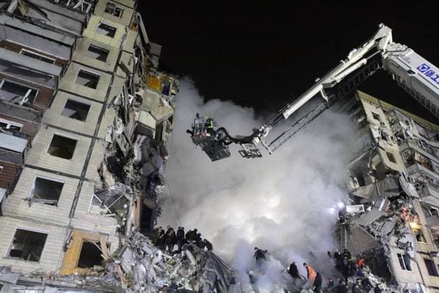 Bilder des Jahres 2023, News 01 Januar Ukraine-Krieg, Jahrestag der Invasion, Chronologie der Ereignisse, Archivbilder News Themen der Woche KW02 News Bilder des Tages DNIPRO, UKRAINE - JANUARY 14, 2023 - A response effort is underway at a section of an apartment block hit by a rocket launched by Russian occupiers during a massive missile attack on Ukraine earlier Saturday, Dnipro, central Ukraine. As reported, 10 people, including a 15-year-old girl, were killed. Consequences of Russian rocket attack on apartment block in Dnipro Copyright: xMykolaxMiakshykovx