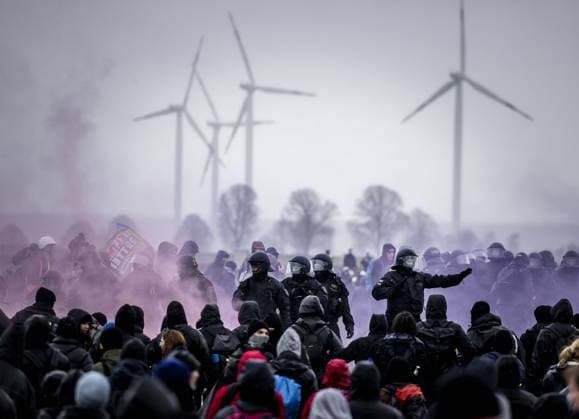 KEYENBERG Climate activists confront the police during a demonstration in solidarity with the occupiers of Lutzerath The lignite village close to Roermond has been occupied for two years by climate activists who believe that lignite extraction contributes to global warming ANP REMKO DE WAAL netherlands out belgium out  Copyright: xx x460794471x originalFilename: 460794471.jpg
