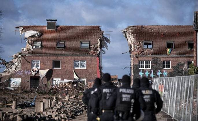 <p>Der fünfte Tag der Räumung des Dorf Lützerath. Die Polizei versucht zusammen mit der Feuerwehr die letzten Aktivisten aus dem Dorf zu entfernen. Deutschland NRW Lützerath Copyright: FabianxStrauch