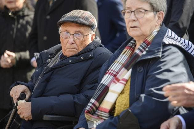 <p>11 04 2022 - Nordhausen: Der KZ-Überlebende Albrecht Weinberg am Montag, 11. April 2022, bei der zentralen Gedenkveranstaltung zur Befreiung des Konzentrationslagers Mittelbau-Dora und seinen Außenlagern vor 77 Jahren auf dem Gedenkplatz vor dem ehemaligen Krematorium in der heutigen Gedenkstätte in Nordhausen (Thüringen). In Mittelbau-Dora, ursprünglich ein Außenlager des KZ Buchenwald, mussten zwischen 1943 und 1945 mehr als 60.000 Häftlinge aus fast allen Ländern Europas in Stollenanlagen Zwangsarbeit für die deutsche Rüstungsindustrie leisten. Jeder dritte von ihnen starb. ( Deutschland Thüringen Nordhausen Copyrigh Copyright: MarcoxKneise doc7kip0j8ls761a9roqghb EDITORIAL USE ONLY
