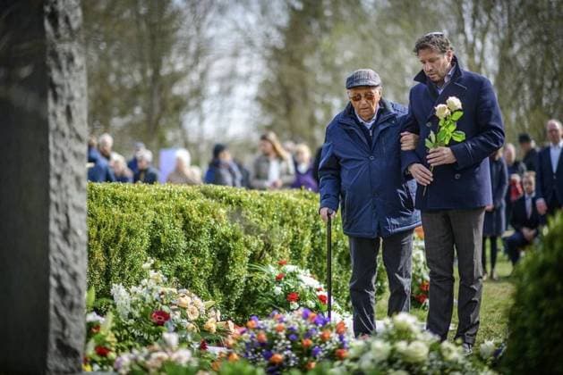 <p>12 04 2022 - Ellrich: Der KZ-Überlebende Albrecht Weinberg und Ran Ronen vom Präsidium des Zentralrats der Juden am Dienstag, 12. April 2022, bei der Gedenkveranstaltung zur Befreiung des KZ-Außenlagers Ellrich-Juliushütte vor 77 Jahren am Gedenkort in Ellrich im Landkreis Nordhausen (Thüringen). Am 12. April 1945 nahmen amerikanische Soldaten die Stadt Ellrich ein und befreiten mit Ellrich-Juliushütte das größte Außenlager des KZ Mittelbau. ( Deutschland Thüringen Ellrich Copyright: MarcoxKneise