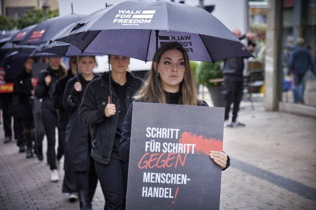 <p>Auf dem Kennedy-Platz in der Essener Innenstadt trafen sich Demonstranten gegen Menschenhandel und begaben sich auf einen Walk for freedom . Dieser Spaziergang fuer die Freiheit begann am Samstag den 15. Oktober 2022. Deutschland NRW Essen Copyright: DirkxA.xFriedrich