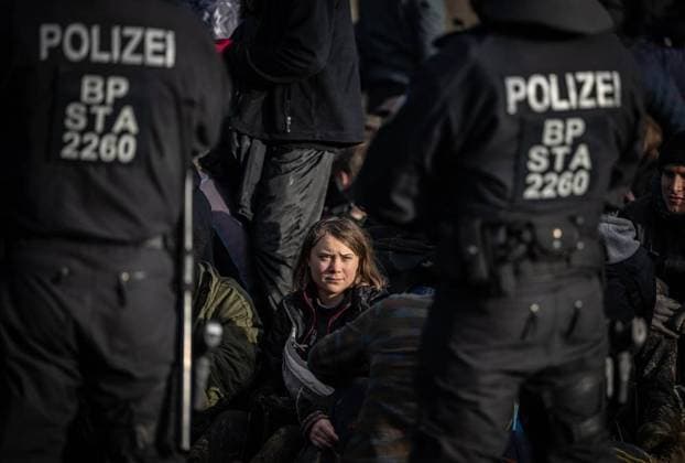 <p>Klimaaktivistin Greta Thunberg sitzt mit andern Aktivisten am 17.01.2022 im Tagebau Garzweiler in einem Polzeikessel unweit der Abbruchkante. Deutschland NRW Lützerath Copyright: BerndxThissen
