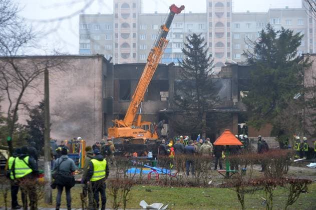 Bilder des Jahres 2023, News 01 Januar News Themen der Woche KW03 News Bilder des Tages BROVARY, UKRAINE - JANUARY 18, 2023 - Rescuers remove the rubble at the scene of the fatal helicopter crash at a kindergarten in Brovary, Kyiv Region, northern Ukraine. As reported, 16 people, including three children, died and 30 people were admitted to hospital. All nine people onboard - six members of the operative group of the Ministry of Internal Affairs, including Minister Denys Monastyrskyy, and three crewmembers of the State Emergency Service ? are among the dead. Deadly helicopter crash in Brovary Copyright: xEvgenxKotenkox