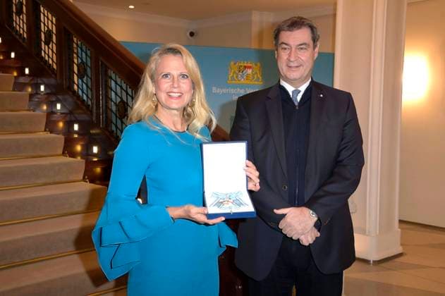 Barbara Schöneberger and Markus Söder at the awarding of the Bavarian Order of Merit to Barbara Schöneberger at the Bavarian Representation in Berlin, 20 01 2023 Foto:xF.xKernx xFuturexImage