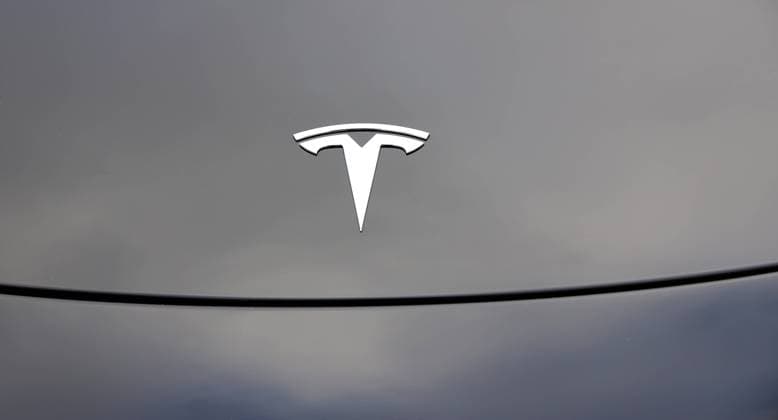 20 01 2023, Germany, NRW, electric cars, E cars, E mobility, TESLA logo on a car, dark paint NRW Germany Copyright: xD.xKerlekin SnowfieldxPhotographyx SF200123TeslaD4