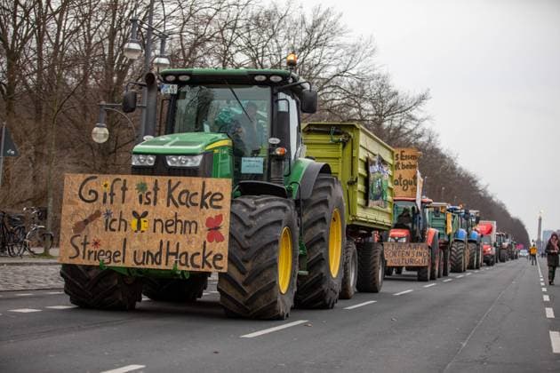 We are fed up Demonstration in front of the Brandenburg Gate, rally in front of the Brandenburg Gate, about 55 tractors with farmers drove in convoy to the rally in front of the Brandenburg Gate On the stage there are numerous speeches from various associations and clubs under the motto farms instead of agribusiness Berlin Berlin Germany