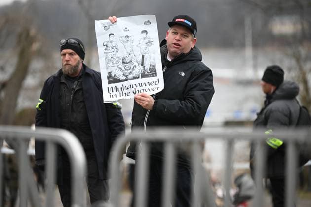 STOCKHOLM 20230121 Far-right politician Rasmus Paludan holds up a poster, drawing, as he holds a public rally near the Turkish embassy on Saturday STOCKHOLM SWEDEN x10080x,  Copyright: xFredrikxSandberg TTx PALUDAN TURKIETS AMBASSAD TTABB0000000000153760