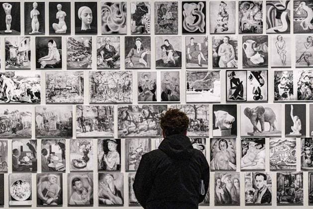 <p>Ausstellung Paris MagnÃ tique 1905 1940 im Jüdisches Museum, Ein Besucher geht an Archivbildern von den Nazis zerstörten Kundtwerken jüdischer Künstler aus Paris vorbei, fotografiert am 24.Januar 2023 in Berlin. Deutschland Berlin Berlin Copyright: MaurizioxGambarini
