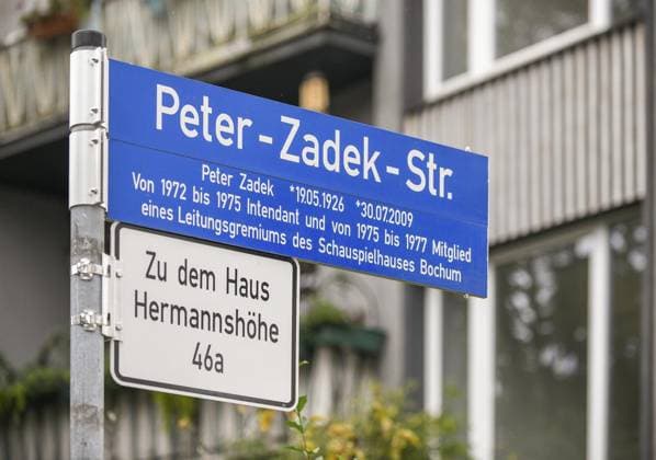 <p>Das Straßenschild der Peter-Zadek-Straße steht am 9. Oktober 2019 in Bochum an der Ecke Hermannshöhe. Bochum Copyright: ClaudiaxHeindrichs