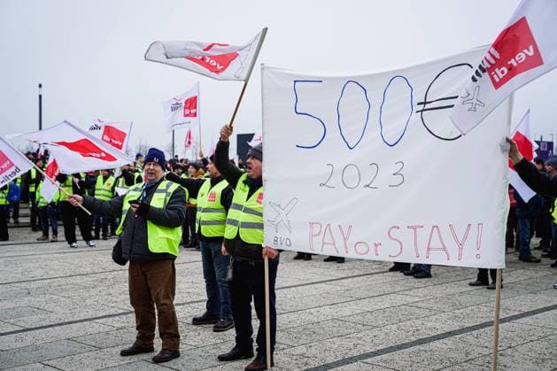 Warning strike at the airport BER Berlin Brandenburg Current, 25 01 2023, Berlin, strikers of the trade union Ver di in front of the airport BER Berlin Brandenburg Willy Brandt due to the warning strike of the trade union Verdi at the airport BER Berlin Brandenburg Berlin Berlin Germany