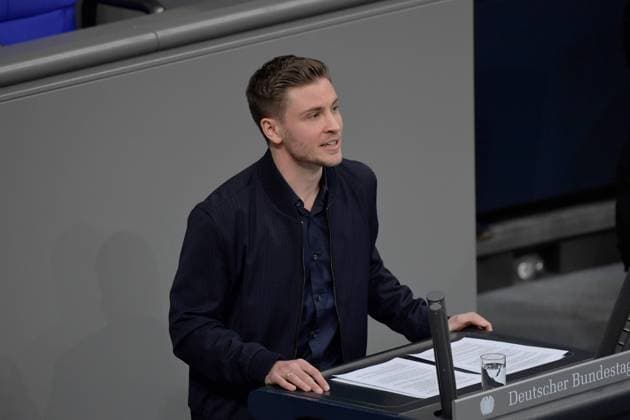 In its hour of remembrance for the victims of National Socialism, the Bundestag on 27 01 2023 focuses on those persecuted and murdered because of their sexual orientation In the picture, actor Yannik Schuemann speaks in parliament Events are planned throughout Copyright: epd-bild ChristianxDitsch epd-Holocaust-Gedenktag11 - Kopieren