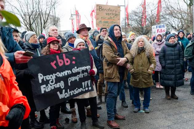 All-day warning strike at rbb 2023 01 27, Germany, Berlin All-day warning strike at crisis-ridden Rundfunk Berlin Brandenburg rbb Because of what they consider to be completely inadequate fee and salary offers in the current round of collective bargaining, the media unions dju in Ver di and De