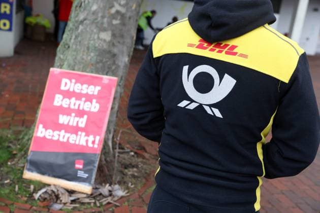 Warning strikes at the post office continue DEU, Germany, Hamburg Striking employees of the post office stand in front of a branch of Deutsche Post AG in Hamburg Altona Previously, in the second round of collecti