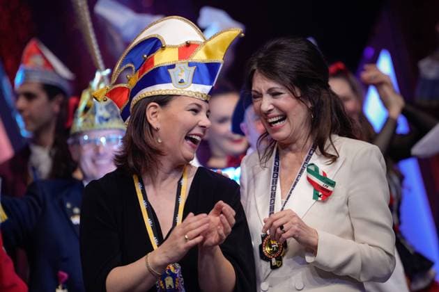 73 award of the order WIDER DEN TIERISCHEN ERNST Current, 04 02 2023, Aachen, Federal Minister of Foreign Affairs Annalena Baerbock together with Iris Berben at the award of the order WIDER DEN TIERISCHEN ERNST AKV celebration meeting of the Aachener Karnevalsverein e V on the occasion of the 73 award of the order WIDER DEN TIERISCHEN ERNST in the E