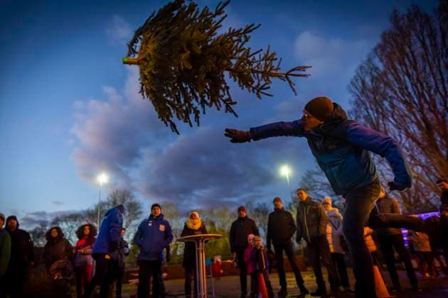 Christmas Tree Long Throw Unofficial World Championships in Christmas Tree Long Throw Almost 130 times the trees flew The following best performances were achieved Small children 3.10 meters Leya Large children 7.00 meters Finn Women 5.80 meters Sandra Men 6.30 meters Marcel Bannewitz Saxony GERMANY