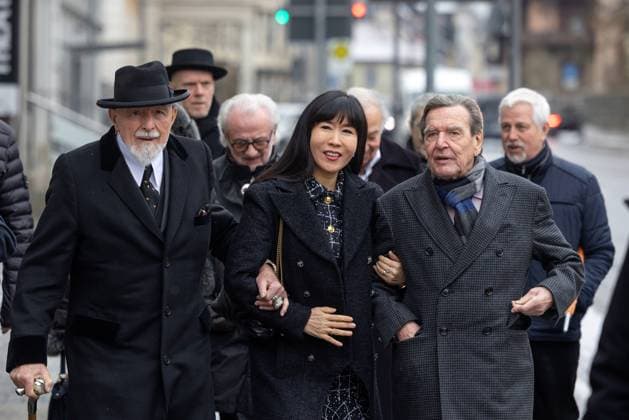 Former German Chancellor Schröder at Meiningen Theater Former German Chancellor Gerhard Schröder r, SPD comes with his wife Soyeon Schröder Kim to the Staatstheater Meiningen to see the La Boheme production by artist Markus Lüpertz l Meiningen Thuringia GERMANY