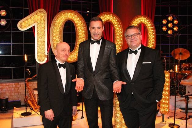 Bernhard Hoecker, Kai Pflaume and Elton at the photo session after the recording of the 1000 edition of Who knows what ARD on 6 02 2023 in Hamburg The planned broadcast is on 18 02 2023 at 20 15 clock in the ARD Das Erste Who knows what ARD press event for the 1000 episode in Hamburg