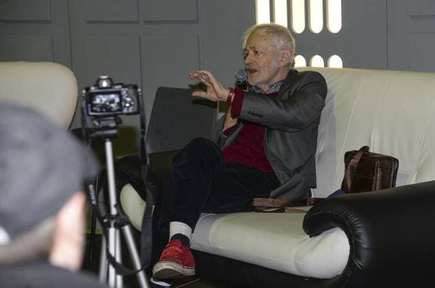 <p>Bereits zum dritten Mal findet am 11.05.2019 die Power of the Force Convention für Fans der Film-Serie Start Wars in der Turbinenhalle Oberhausen statt. Auf fast 6000 Quadratmetern sorgen Händler und Aussteller aus ganz Europa, Fangruppen und Stargäste aus allen Star Wars Filmen für ein abwechslungsreiches Wochenende. Wer schon immer mal wissen wollte, wie es ist, auf dem Thron des Imperators zu sitzen, kann dies am Stand der German Garrison testen. Stars der Star-Wars-Filme stehen Rede und Antwort. Auch ein Blick hinter die Kulissen der Star Wars Filme ist möglich. BILD: Michael Pennington im Gespräch, er hat Moff Jerjerrod in Die Rückk Copyright: FranzxNaskrent doc75b5yabxm8x1jtmu99yy EDITORIAL USE ONLY