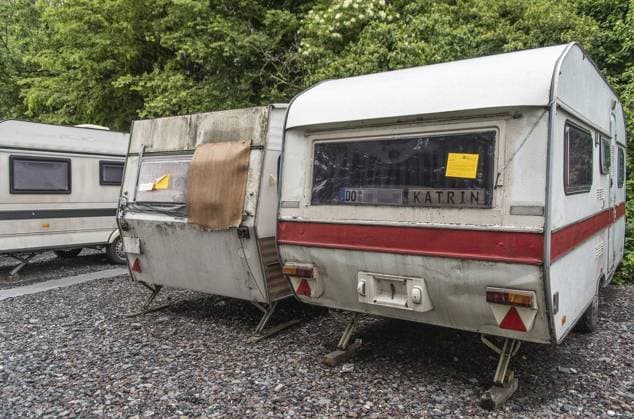 <p>Ein Großteil der Prostituierten-Wohnwagen am Mitfahrerparkplatz an der Münsterstraße und A2-Auffahrt in Gelsenkirchen ist am Montag, 03.06.2019, verkehrsrechtlich stillgelegt. Auf einigen prangen Aufklebern der Straßenverkehrsbehörde oder Siegeln an den Eingangstüren, teilweise aufgebrochen. Deutschland NRW Gelsenkirchen Copyright: OliverxMengedoht