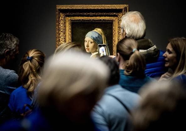 AMSTERDAM The painting Girl with a Pearl Earring by Johannes Vermeer during the opening of the Vermeer exhibition in the Rijksmuseum Guests from all over the Netherlands have been invited to the opening who have a link with the name Vermeer The exhibition contains 28 of the 37 works made by Johannes Vermeer ANP KOEN VAN WEEL netherlands out belgium out  Copyright: xx x462415523x originalFilename: 462415523.jpg