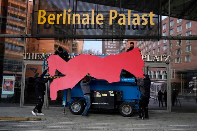Mounting of the red Berlinale Bear on the palace facade on the occasion of the Berlinale 2023 73 Berlin International Film Festival at the Berlinale Palast Berlin, 10 02 2023. Foto:xT.xBartillax xFuturexImage