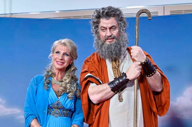 Bavarian Prime Minister Markus Söder dressed up as a tribal elder together with wife Karin Baumüller Söder at the TV show Fastnacht in Franken 2023 Veitshöchheim, 10 02 2023 Bavaria Germany Copyright: xDwixAnoraganingrumx