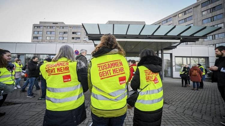 <p>Mitarbeiter vom Krupp-Krankenhaus streiken am Montag, den 13. Februar 2023 vor dem Krankenhaus in Rüttenscheid. Tarifrunde im öffentlichen Dienst: Klinikbeschäftigte in Essen streiken am Montag für einen Inflationsausgleich. Klinikbeschäftigte in Essen streiken: Kundgebung vor dem Alfried-Krupp-Krankenhaus. Deutschland NRW Essen Copyright: KerstinxKokoska