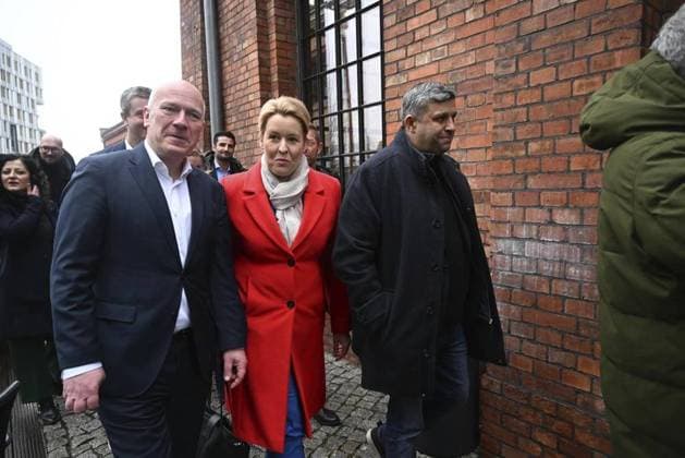 <p>Erste Sondierungsgespräche zwischen CDU und SPD nach er Wiederholungswahl am 17. Februar 2023 auf dem Berliner EUREF-Campus. Kai Wegner, Franziska Giffey und Raed Saleh. Deutschland Berlin Copyright: RetoxKlar