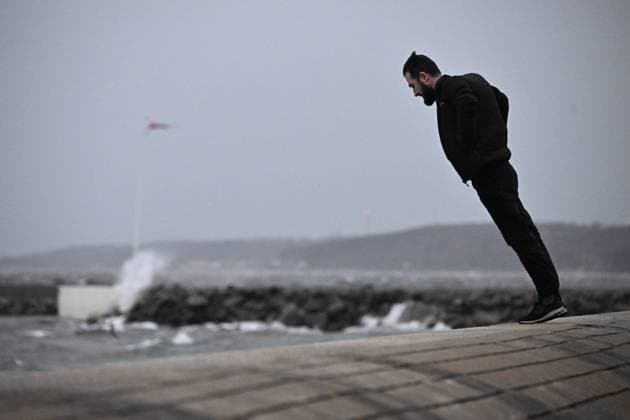 HELSINGBORG, SWEDEN 20230217 Storm scouts in the harbor of Helsingborg Storm Otto moved in on Friday evening over the southwestern parts of Sweden SMHI has issued orange and yellow warnings and warns of storm gusts of over 30 m s along the entire west coast from Trelleborg in the south to Bohuslän in the north HELSINGBORG SWEDEN x50090x,  Copyright: xJohanxNilsson TTx STORMEN OTTO 3IyI3DXRHY0