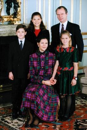 Stockholm 1992 12 21 The Royal Family gathered at the palace for the annual Christmas photo shoot Prince Carl Philip, Crown Princess Victoria, Queen Silvia, Princess Madeleine and King Carl XVI Gustaf Stockholm Sweden x50010x  Copyright: xAndersxHolmström TTx KUNGAFAMILJEN JULEN 1992